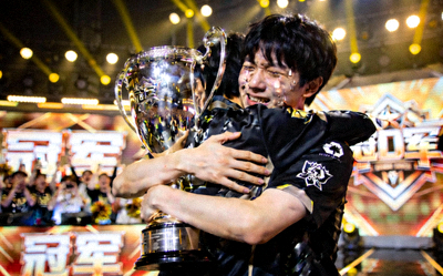 新秀打野选手在夺冠后激动地拥抱奖杯，泪洒赛场